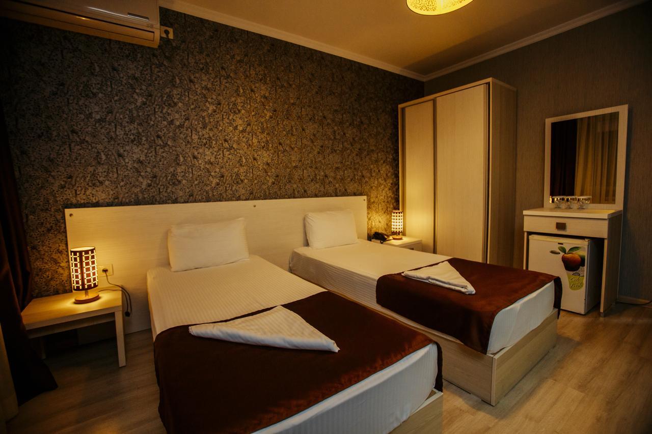 Hotel & Cafe Batus Batumi Exterior foto